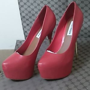 Steve Madden size 9  red pumps stelletos gold heel